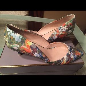 Louise et Cie Floral Pump